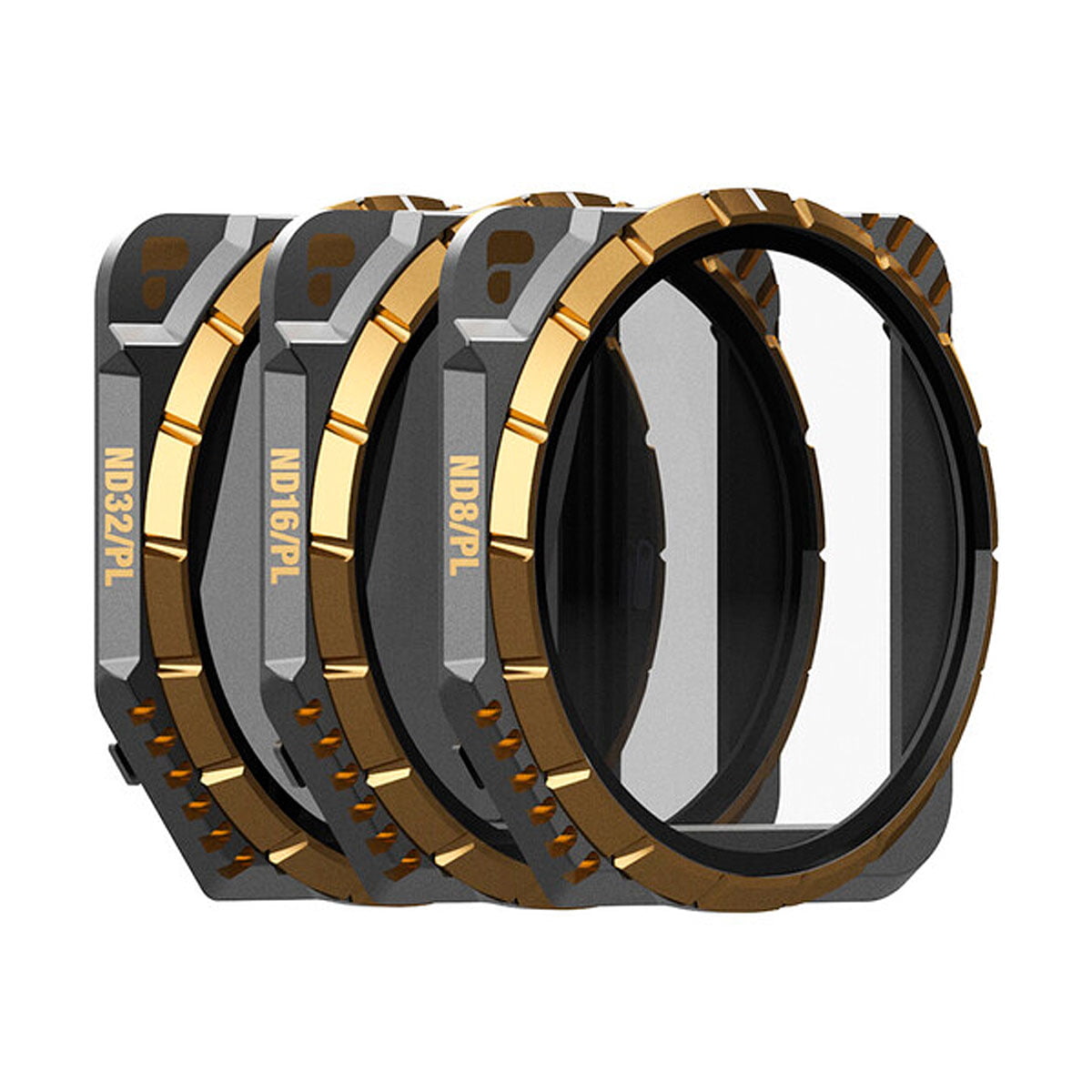 Neljä PolarPro Mavic 3 Vivid Collection -objektiivisuodatinta - ND32PL, ND16PL ja ND8PL - seisovat pystyssä peräkkäin. Metalliharmaassa ja kultaisessa suodattimessa on harjanteet, ja neljäs suodatin on kirkas.