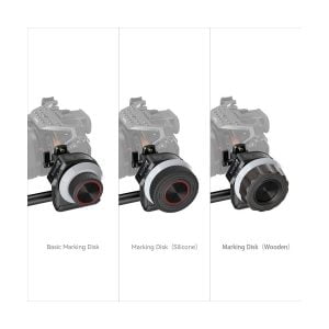 SmallRig_MagicFIZ_Wireless_Follow_Focus_Basic_Kit_3781_003 Kolme SmallRig 3781 Magic FIZ Wireless Follow Focus Basic -sarjaa on esillä vierekkäin, ja jokaisessa on ainutlaatuinen merkintäkiekko - perus, silikoni- ja puukiekko. Kamera on osittain näkyvissä follow focus -sarjojen takana.