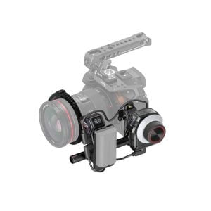 SmallRig_MagicFIZ_Wireless_Follow_Focus_Basic_Kit_3781_004 SmallRig 3781 Magic FIZ Wireless Follow Focus Basic Kit on ammattikäyttöön tarkoitettu videokamera, jossa on suuri objektiivi, ulkoinen kahva, näytöllä varustettu tarkennuksen ohjausjärjestelmä, jossa on ohjauspyörä, ja asennettu akku.