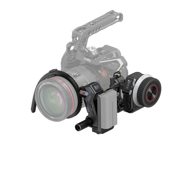 SmallRig_MagicFIZ_Wireless_Follow_Focus_Basic_Kit_3781_005 SmallRig 3781 Magic FIZ Wireless Follow Focus Basic Kit on kuvassa asennettuna ammattilaiskameraan, jossa on mattapintainen laatikko ja kahva, joka on osittain läpinäkyvä tarkennuksen ohjaustarvikkeiden korostamiseksi.