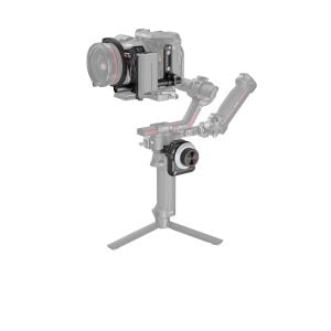 SmallRig_MagicFIZ_Wireless_Follow_Focus_Basic_Kit_3781_008 SmallRig 3781 Magic FIZ Wireless Follow Focus Basic Kit on asennettu ammattikäyttöön tarkoitettuun kameraan käsikäyttöisen gimbaalin päälle, jossa on jalustan jalat; sarja on korostettu värillä, kun taas muu osa gimbaalista on puoliksi läpinäkyvän harmaa.