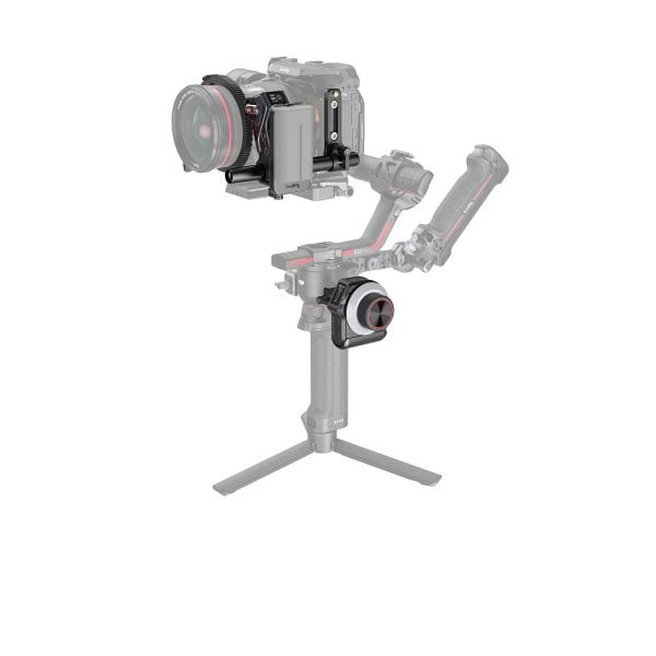 SmallRig_MagicFIZ_Wireless_Follow_Focus_Basic_Kit_3781_008 SmallRig 3781 Magic FIZ Wireless Follow Focus Basic Kit on asennettu ammattikäyttöön tarkoitettuun kameraan käsikäyttöisen gimbaalin päälle, jossa on jalustan jalat; sarja on korostettu värillä, kun taas muu osa gimbaalista on puoliksi läpinäkyvän harmaa.