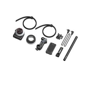 SmallRig_MagicFIZ_Wireless_Follow_Focus_Basic_Kit_3781_010 SmallRig 3781 Magic FIZ Wireless Follow Focus Basic Kit sisältää mustia kameran lisävarusteita, kuten kiinnittimiä, kiinnikkeitä, tangon ja joustavat varret, jotka on järjestetty siististi valkoiselle taustalle.