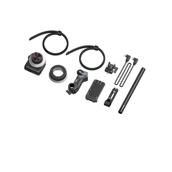 SmallRig_MagicFIZ_Wireless_Follow_Focus_Basic_Kit_3781_010 SmallRig 3781 Magic FIZ Wireless Follow Focus Basic Kit sisältää mustia kameran lisävarusteita, kuten kiinnittimiä, kiinnikkeitä, tangon ja joustavat varret, jotka on järjestetty siististi valkoiselle taustalle.