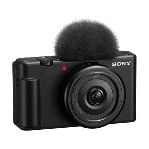 Sony ZV-1F -kompaktikamera on kompakti musta digitaalikamera, jossa on Zeiss-merkitty objektiivi, ohjauspainikkeet ylä- ja takapuolella sekä irrotettava mikrofonin tuulisuoja ("kuollut kissa").