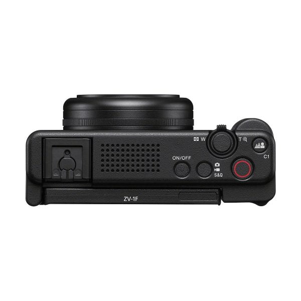 Sony ZV-1F -kompaktikamera ylhäältä katsottuna: musta runko, pyöreä objektiivi, ohjauspainikkeet, on/off-kytkin, zoomausvipu, sisäänrakennettu mikrofoni ja vasemmanpuoleinen katettu portti. Etupuolella on merkintä "ZV-1F".