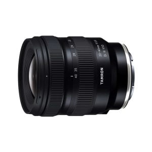 Tamron 20-40mm f/2.8 Di III VXD -objektiivi Sony E:lle näkyy mustana, näkyvillä zoomaus- ja tarkennusrenkailla ja Tamronin tuotemerkillä valkoisella pohjalla.