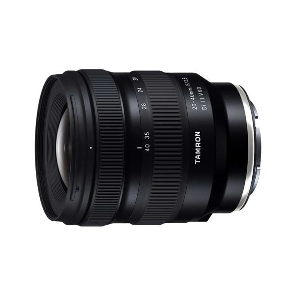 Tamron 20-40mm f/2.8 Di III VXD -objektiivi Sony E:lle näkyy mustana, näkyvillä zoomaus- ja tarkennusrenkailla ja Tamronin tuotemerkillä valkoisella pohjalla.