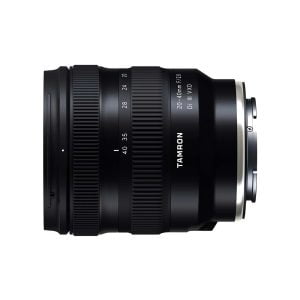 Musta Tamron 20-40mm f/2.8 Di III VXD -objektiivi, Sony E on kuvattu kyljellään valkoista taustaa vasten, jolloin zoomaus- ja tarkennusrenkaat sekä tuoteseloste korostuvat.