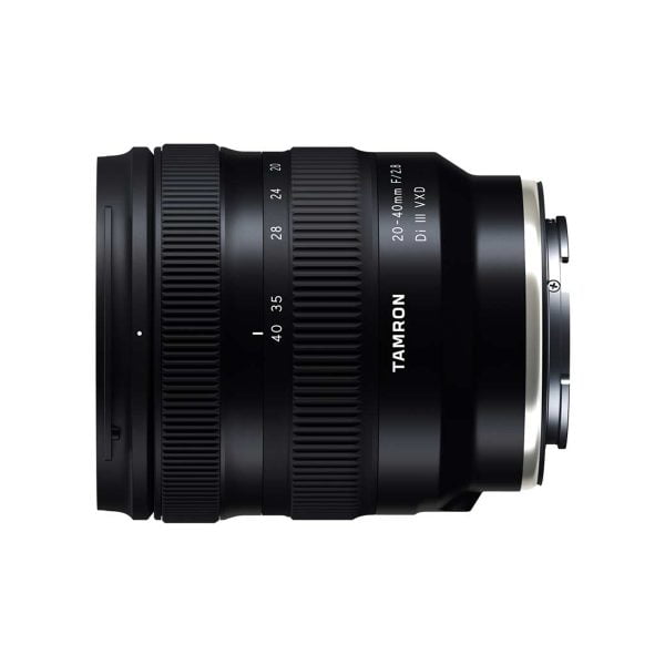 Musta Tamron 20-40mm f/2.8 Di III VXD -objektiivi, Sony E on kuvattu kyljellään valkoista taustaa vasten, jolloin zoomaus- ja tarkennusrenkaat sekä tuoteseloste korostuvat.