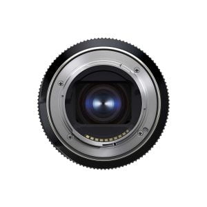 Lähikuva Tamron 20-40mm f/2.8 Di III VXD -objektiivi Sony E:lle -objektiivin takapuolelta, jossa näkyy sen lasielementti, metallinen kiinnitys, elektroniset koskettimet ja objektiivin tynnyri valkoista taustaa vasten.