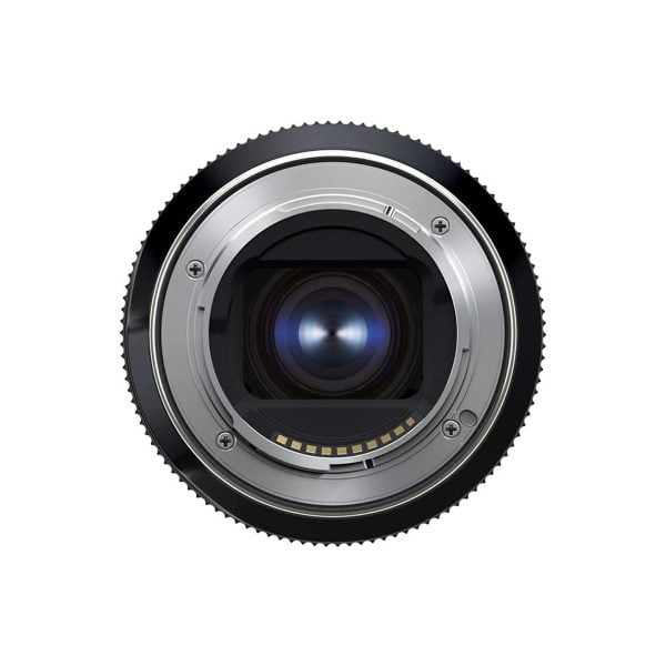 Lähikuva Tamron 20-40mm f/2.8 Di III VXD -objektiivi Sony E:lle -objektiivin takapuolelta, jossa näkyy sen lasielementti, metallinen kiinnitys, elektroniset koskettimet ja objektiivin tynnyri valkoista taustaa vasten.