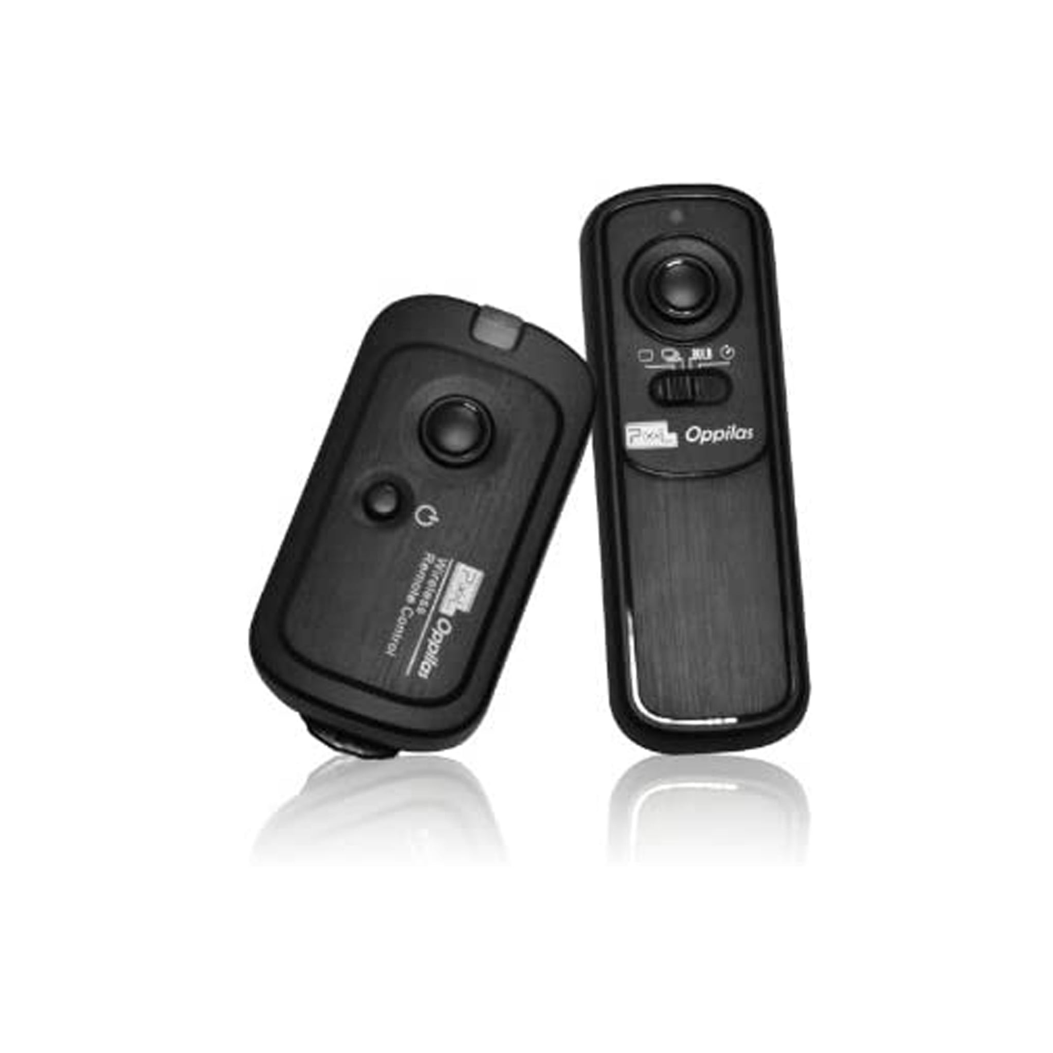 Kaksi PIXEL Oppilas/RW-221/UC1 -laitteen langatonta kaukolaukaisinta näytetään kuvassa, toinen litteänä ja toinen pystyasennossa, molemmissa näkyvät painikkeet ja merkinnät valkoista taustaa vasten.