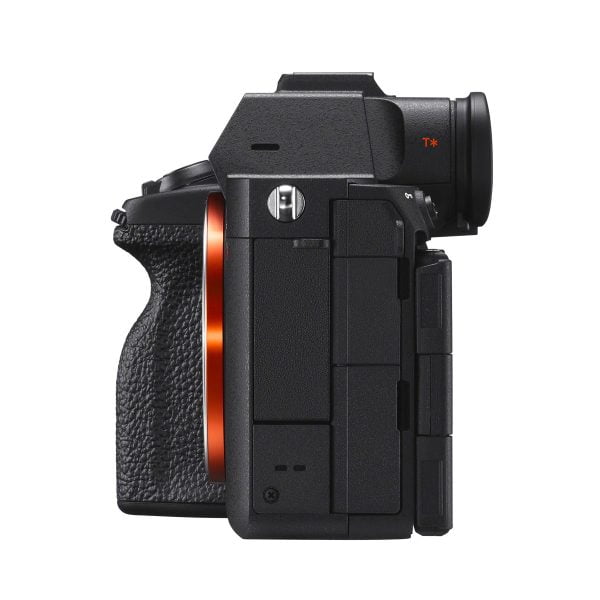 sony_a7r_v_01 Sivukuva Sony A7R V -järjestelmäkamerasta, mustasta digitaalisesta peilittömästä kamerasta, jossa on kuvioitu kahva ja oranssi rengas objektiivin kiinnityksen ympärillä, eristettynä valkoiselle taustalle. Nyt 300€ alennus.