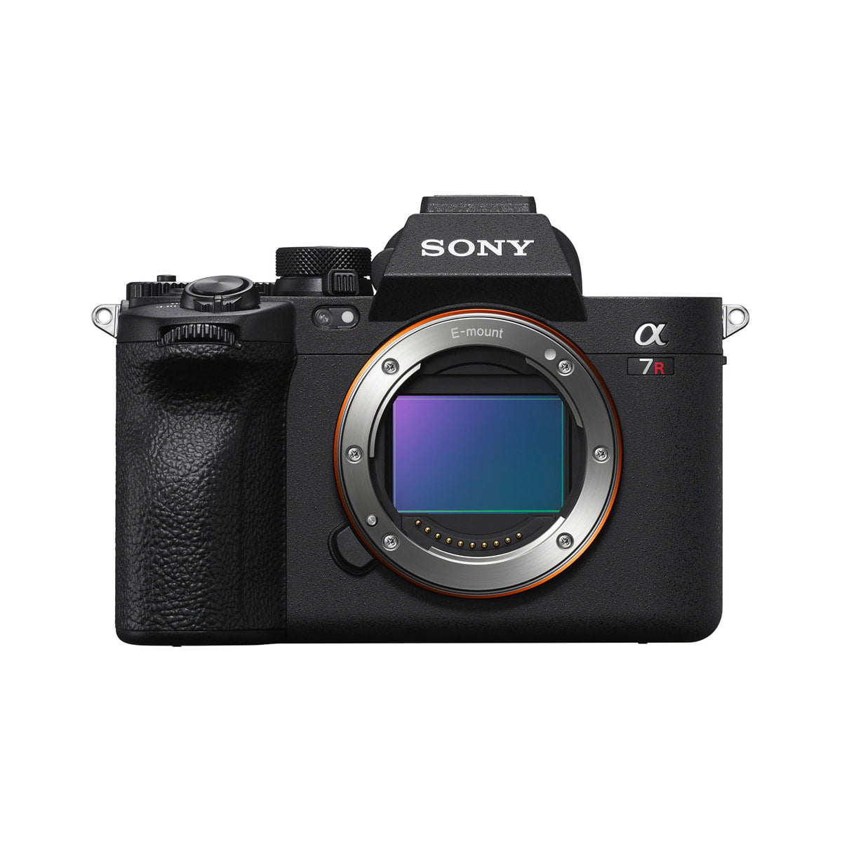 Sony A7R V -järjestelmäkameran etukuva ilman objektiivia, jossa näkyy kameran runko, kenno, säätimet ja Sony-logo etsimen yläpuolella.