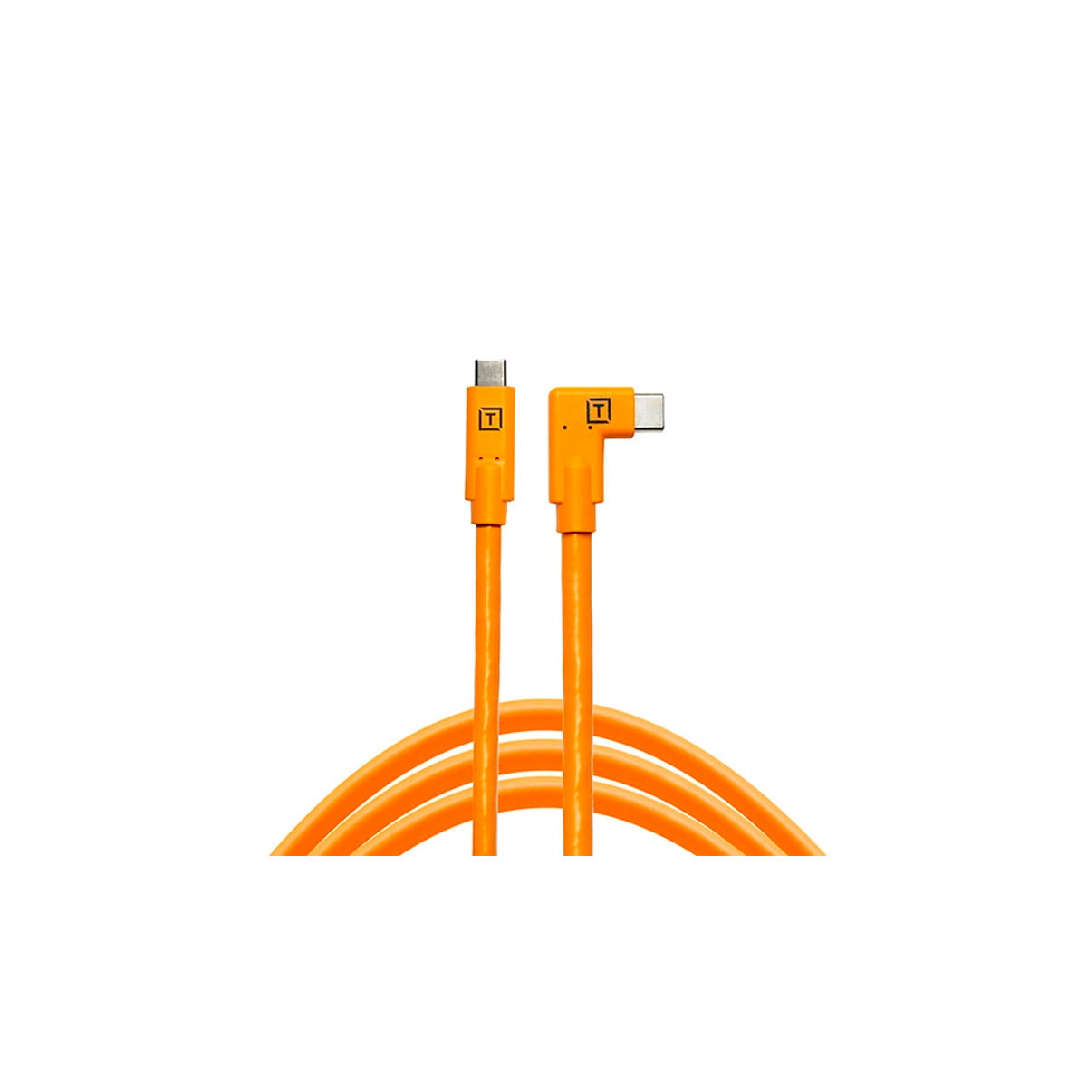 tether_Tools_usb-c-to-usb-c-right_angle Tether Tools TetherPro USB Type-C (uros) to USB Type-C Right Angle (uros) -kaapelissa, 4,6 metriä, oranssi, on suorakulmaiset liittimet molemmissa päissä, ja se on kuvattu valkoista taustaa vasten.