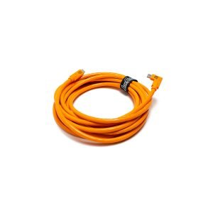 Tether Tools TetherPro USB Type-C (uros) - USB Type-C Right Angle (uros) -kaapeli, 4,6 metriä, on kääritty ja kiinnitetty mustalla tarranauhalla, kuvassa valkoisella pohjalla.