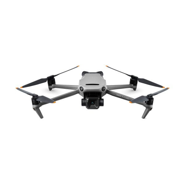 Dji_Mavic_3_Classic_001 DJI Mavic 3 Classic -lennokki, jossa on harmaa runko, neljä oranssilla kärjellä varustettua potkuria ja etukamera, näkyy valkoisella taustalla.