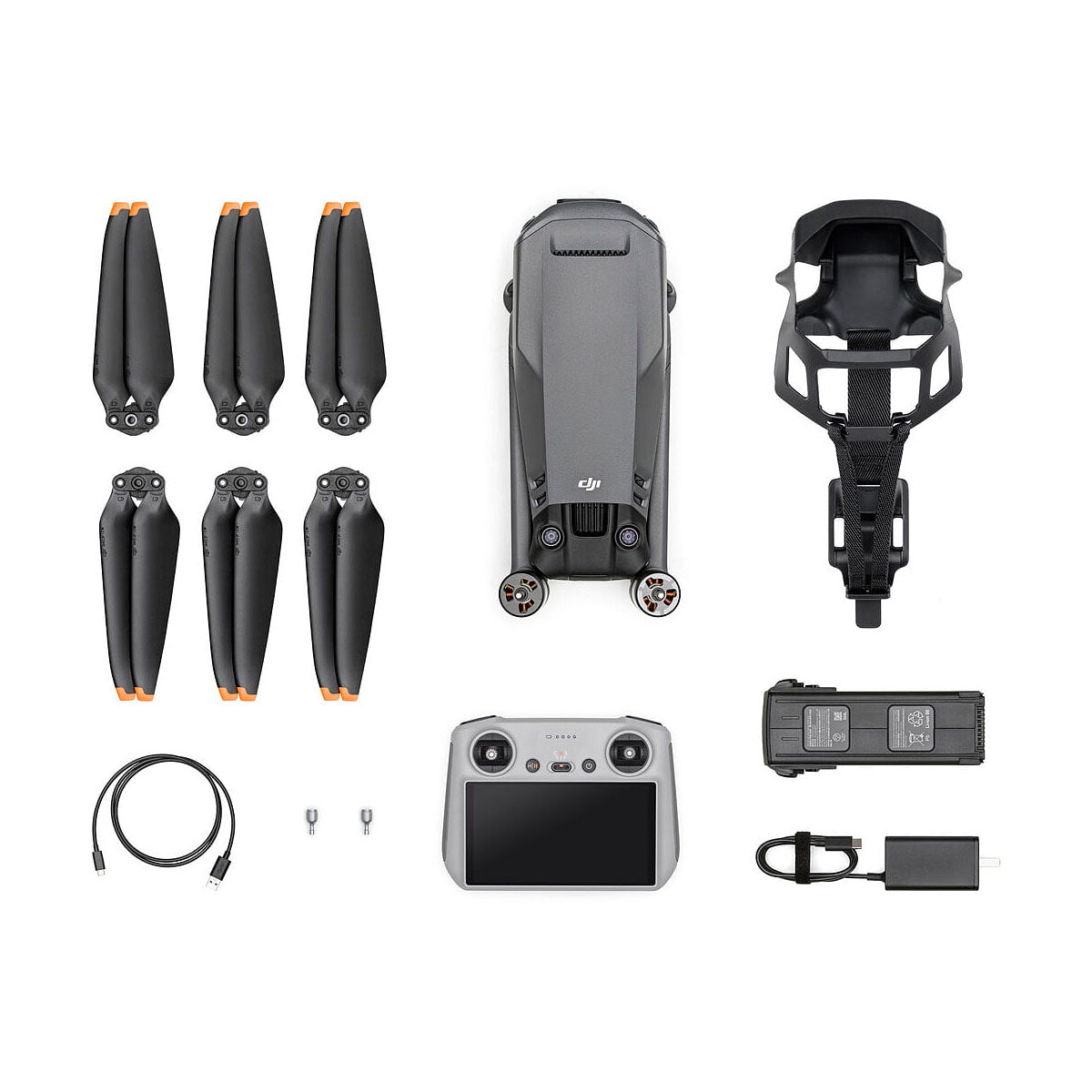 Ylhäältä alas näkymä DJI Mavic 3 Classic + DJI RC Ohjain -lennokkipakkauksesta, jossa on taitettu harmaa lennokki, kuusi potkurinlasta, ohjain, kaksi akkua, latauskeskus, kantohihna, USB-kaapeli ja kaksi pientä liitintä.