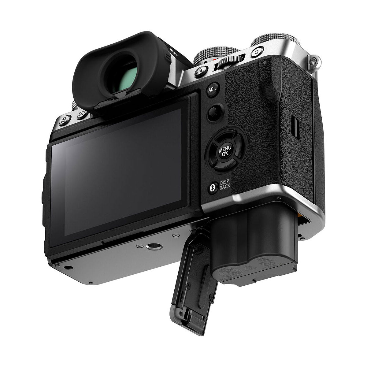 Fujifilm X-T5 -järjestelmäkamera, hopea näkyy takaa ja alhaalta LCD-näyttö näkyvissä, akkulokero auki ja osittain irrotettu akku. Kamerassa on musta ja hopeinen runko, jossa on kuvioitu kahva.