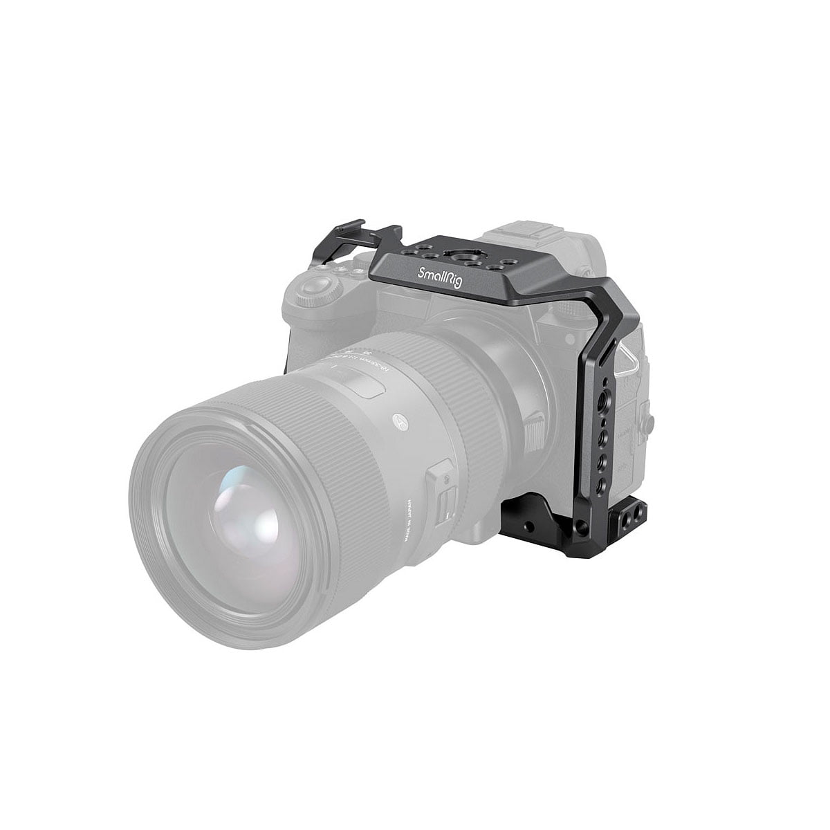 SmallRig 2983 Camera Cage for Panasonic S5 on kiinnitetty DSLR-kameraan, ja se on osittain läpinäkyvä, jotta sen rakenne ja kiinnityskohdat tulevat paremmin esiin.