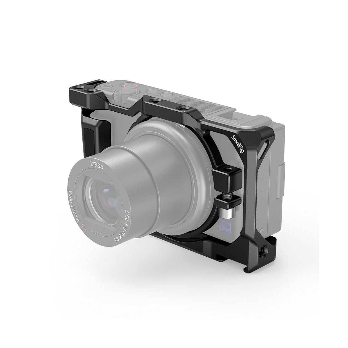 SmallRig 2938 -kamerahäkki on kuvassa kiinnitettynä Sony ZV-1F / ZV-1 -kameraan valkoisella pohjalla, ja se tarjoaa kiinnityspisteitä ja lisäkestävyyttä mustalla metallikehyksellään.