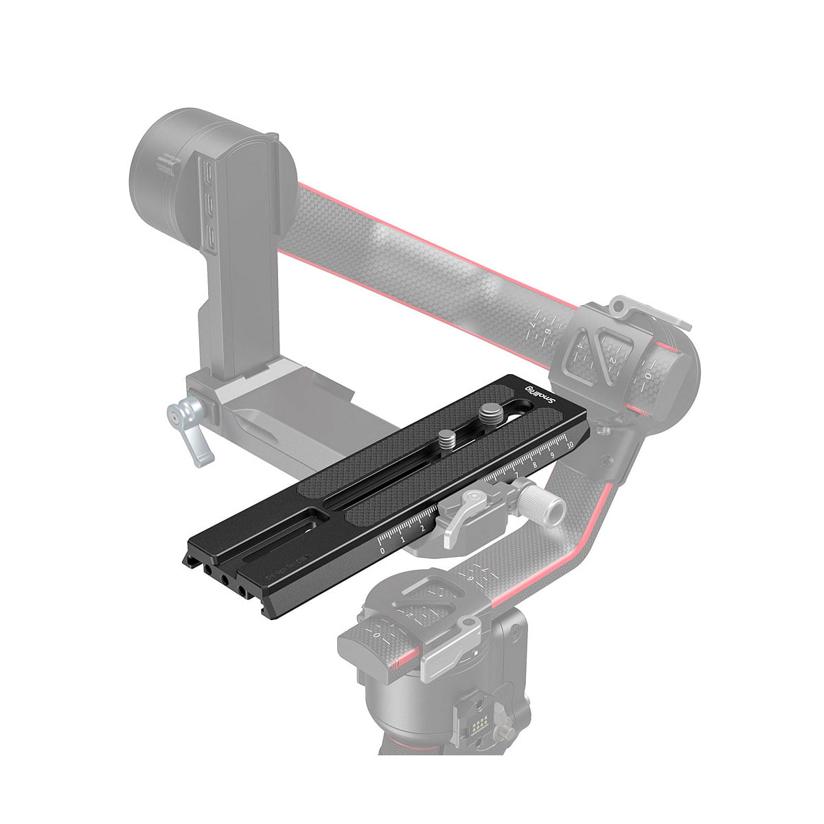 SmallRig 3031 Extended Quick Release Plate for DJI RS 2 / Ronin-S / RS 3 / RS 3 Pro, musta, säätönupit, on kiinnitetty osittain läpinäkyvään kuvitettuun kameran vakaajaan valkoisella pohjalla.
