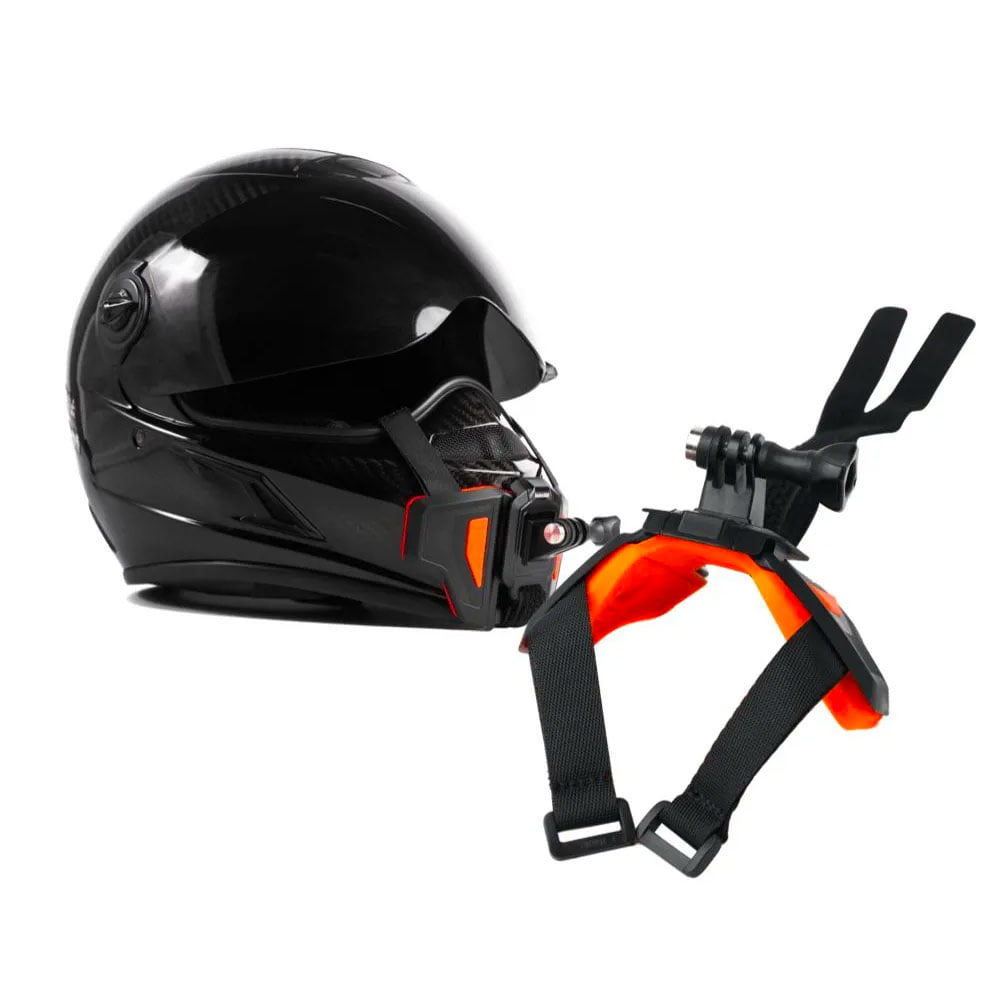 Musta moottoripyöräkypärä, jonka etuosaan on kiinnitetty kirkkaan oranssi Insta360 Helmet Chin Mount -kiinnike, joka on suunniteltu turvalliseen handsfree-kameran kiinnittämiseen ja tallentamiseen.