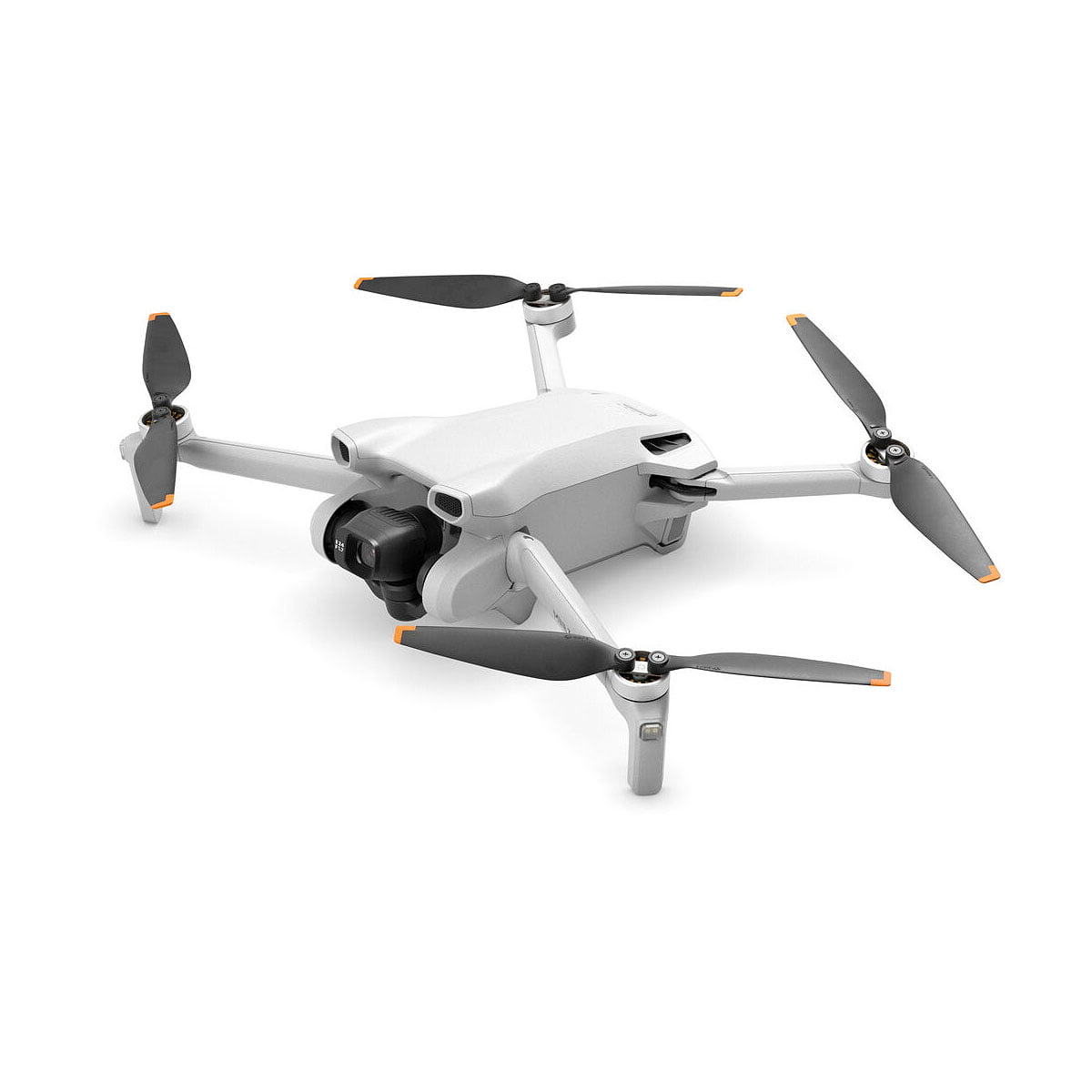 DJi_Mini_3_RC_Combo_001 DJI Mini 3 + Smart Controller -lennokissa on kompakti valkoinen runko, neljä mustaa potkuria, joissa on oranssit kärjet, ja etupuolelle asennettu kamera, jotka näkyvät valkoista taustaa vasten.