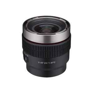Samyang V-AF 24mm T1.9 -objektiivi Sony FE:hen, jossa on uurrettu tarkennusrengas ja metallinen yläreuna, on kuvassa valkoista taustaa vasten.