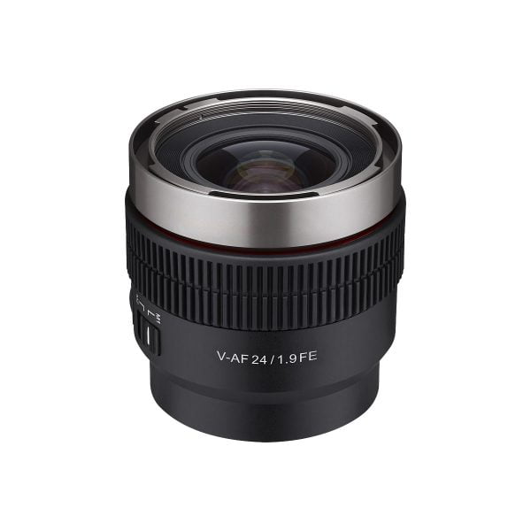 Samyang V-AF 24mm T1.9 -objektiivi Sony FE:hen, jossa on uurrettu tarkennusrengas ja metallinen yläreuna, on kuvassa valkoista taustaa vasten.
