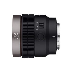 Samyang V-AF 24mm T1.9 -objektiivin sivukuva Sony FE:hen näyttää mustan rungon, jossa on suuri tarkennusrengas, jossa on merkintä 24 T1.9, kytkimet, joissa on merkinnät M1, L ja M2, ja metallinen kiinnike oikealla.
