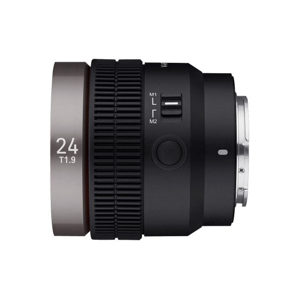 Samyang V-AF 24mm T1.9 -objektiivin sivukuva Sony FE:hen näyttää mustan rungon, jossa on suuri tarkennusrengas, jossa on merkintä 24 T1.9, kytkimet, joissa on merkinnät M1, L ja M2, ja metallinen kiinnike oikealla.