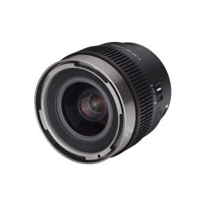 Samyang V-AF 24mm T1.9 - Sony FE -objektiivi, jossa on uurrettu tarkennusrengas, useita sivukytkimiä ja "24mm"-merkinnät, on esillä valkoisella taustalla.