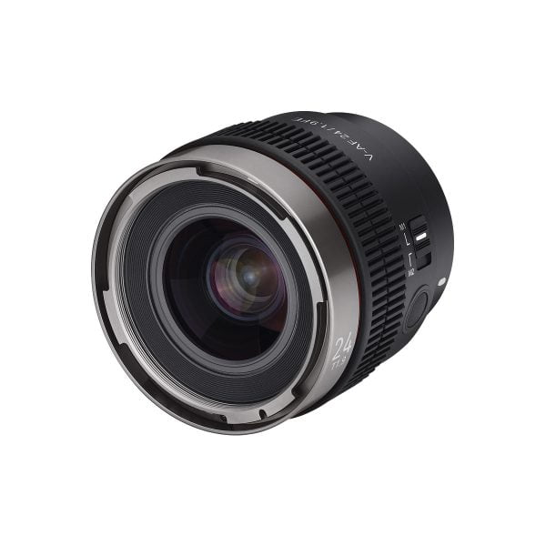 Samyang V-AF 24mm T1.9 - Sony FE -objektiivi, jossa on uurrettu tarkennusrengas, useita sivukytkimiä ja "24mm"-merkinnät, on esillä valkoisella taustalla.