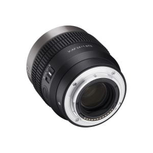Mustaa Samyang V-AF 24mm T1.9 - Sony FE -objektiivia käännetään niin, että sen elektroniset koskettimet, metallinen kiinnitys, sivukytkimet ja tynnyrissä olevat merkinnät "V-AF 24/1.8 FE" ja "24" näkyvät.