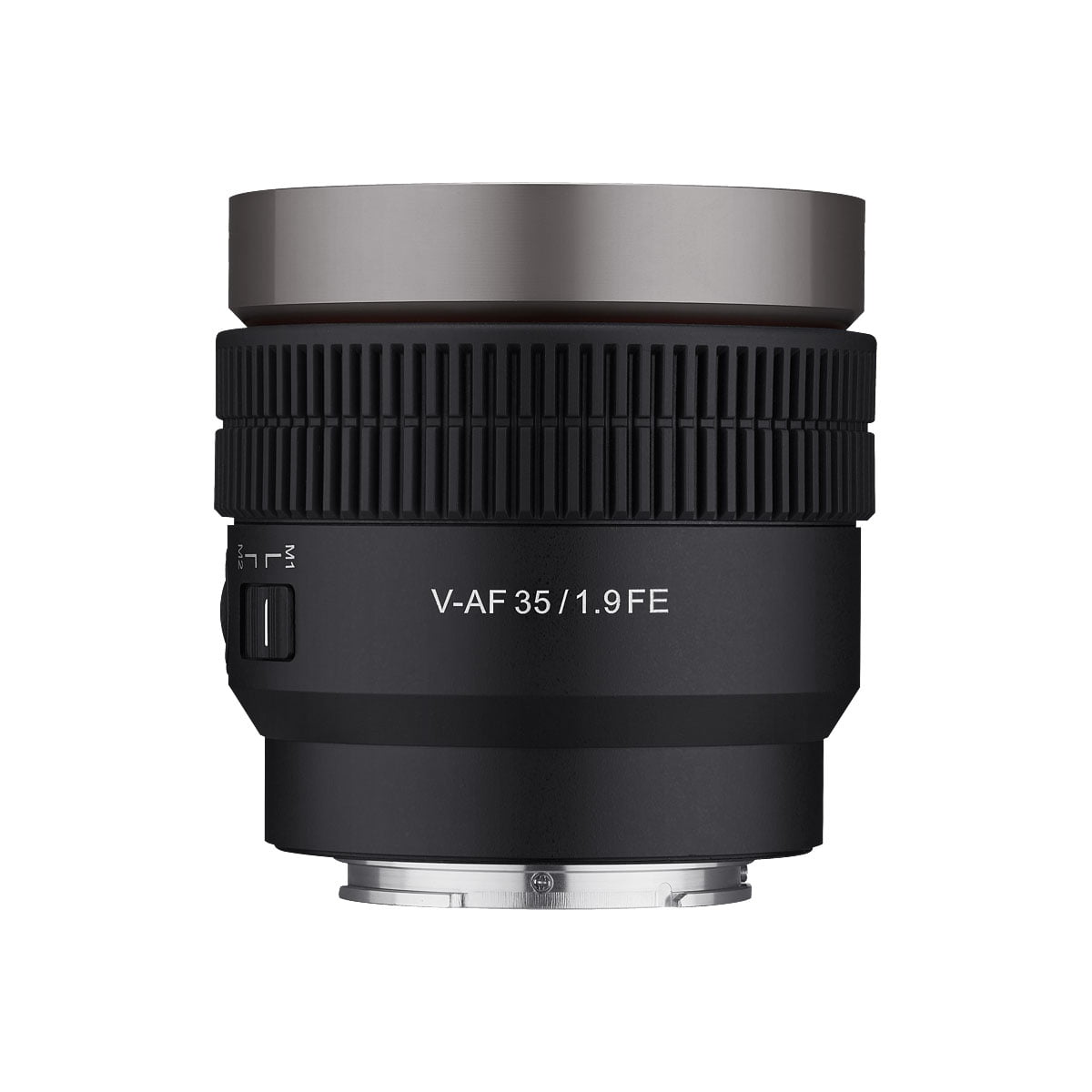 Samyang_V-AF_35mm_T1_9-Sony_FE_001 Musta Samyang V-AF 35mm T1.9 -objektiivi Sony FE:hen näkyy valkoista taustaa vasten, ja siinä on metallinen hopeinen rengas yläosassa sekä uurrettu tarkennus- ja säätörengas.