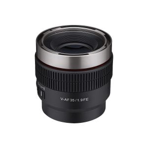 Musta-hopea Samyang V-AF 35mm T1.9 -objektiivi Sony FE:hen, jossa on hammaspyörämäiset harjanteet, on kuvassa pystyasennossa valkoista taustaa vasten.