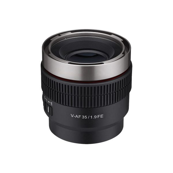 Musta-hopea Samyang V-AF 35mm T1.9 -objektiivi Sony FE:hen, jossa on hammaspyörämäiset harjanteet, on kuvassa pystyasennossa valkoista taustaa vasten.