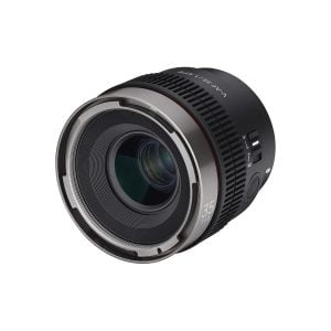 Samyang V-AF 35mm T1.9 for Sony FE on musta kameraobjektiivi, jossa on näkyvää lasia, jossa on merkintä "35" ja jossa on säätökytkimet ja harjakuvioinen tarkennusrengas.