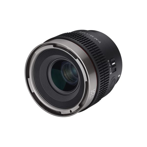 Samyang V-AF 35mm T1.9 for Sony FE on musta kameraobjektiivi, jossa on näkyvää lasia, jossa on merkintä "35" ja jossa on säätökytkimet ja harjakuvioinen tarkennusrengas.