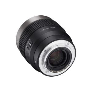 Lähikuva Samyang V-AF 35mm T1.9 -objektiivista Sony FE:hen, jossa näkyy sen metallinen objektiivikiinnitys, lasielementit, elektroniset koskettimet, tarkennusrengas, jossa on merkityt kytkimet, ja yksityiskohtaiset merkinnät takakulmasta.