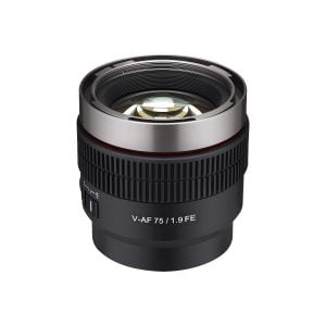 Lähikuva Samyang V-AF 75mm T1.9 - Sony FE -objektiivista korostaa etulasia ja yksityiskohtaisia piippumerkintöjä, eristettynä valkoiselle taustalle.