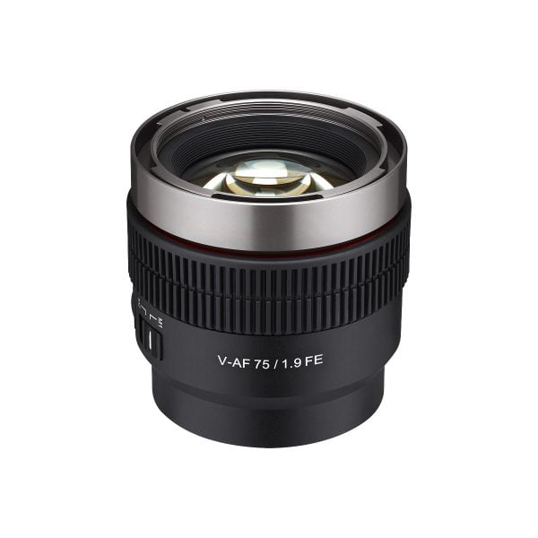 Lähikuva Samyang V-AF 75mm T1.9 - Sony FE -objektiivista korostaa etulasia ja yksityiskohtaisia piippumerkintöjä, eristettynä valkoiselle taustalle.
