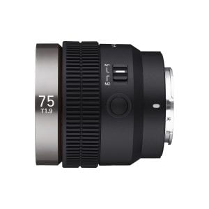 Samyang V-AF 75mm T1.9 - Sony FE -objektiivin sivukuvan lähikuvassa näkyy hopeiseen renkaaseen merkitty 75 T1.9, kuvioitu tarkennusrengas, M1/M2-toimintatilakytkin ja sileä musta viimeistely valkoista taustaa vasten.