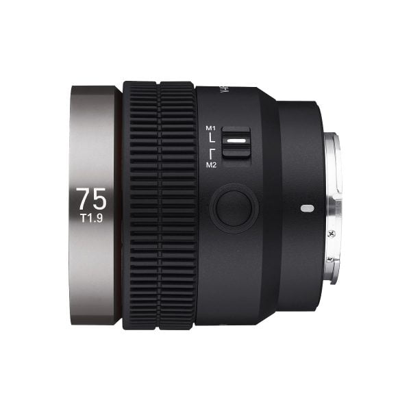 Samyang V-AF 75mm T1.9 - Sony FE -objektiivin sivukuvan lähikuvassa näkyy hopeiseen renkaaseen merkitty 75 T1.9, kuvioitu tarkennusrengas, M1/M2-toimintatilakytkin ja sileä musta viimeistely valkoista taustaa vasten.