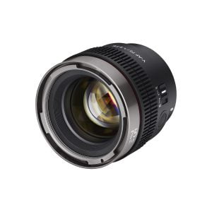 Lähikuvassa Samyang V-AF 75mm T1.9 - Sony FE -kameran objektiivista näkyy sen metallinen kiinnitys, tarkennus- ja aukkorenkaat sekä yksityiskohtaiset objektiivin merkinnät valkoista taustaa vasten.