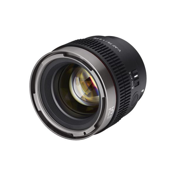 Lähikuvassa Samyang V-AF 75mm T1.9 - Sony FE -kameran objektiivista näkyy sen metallinen kiinnitys, tarkennus- ja aukkorenkaat sekä yksityiskohtaiset objektiivin merkinnät valkoista taustaa vasten.