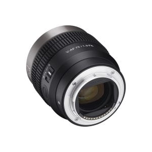 Lähikuvassa Samyang V-AF 75mm T1.9 for Sony FE -objektiivista näkyy sen metallinen kiinnitys, tarkennuksen säätökytkimet ja elektroniset takakoskettimet, ja "V-AF 75/1.9 FE" -merkintä on näkyvissä.