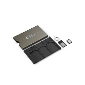 SmallRig 2832 -muistikorttikotelo on avattu, ja siitä paljastuu siististi järjestetyt paikat SD- ja microSD-korteille, SIM-kortille ja SIM-kortin poistotyökalulle valkoista taustaa vasten.